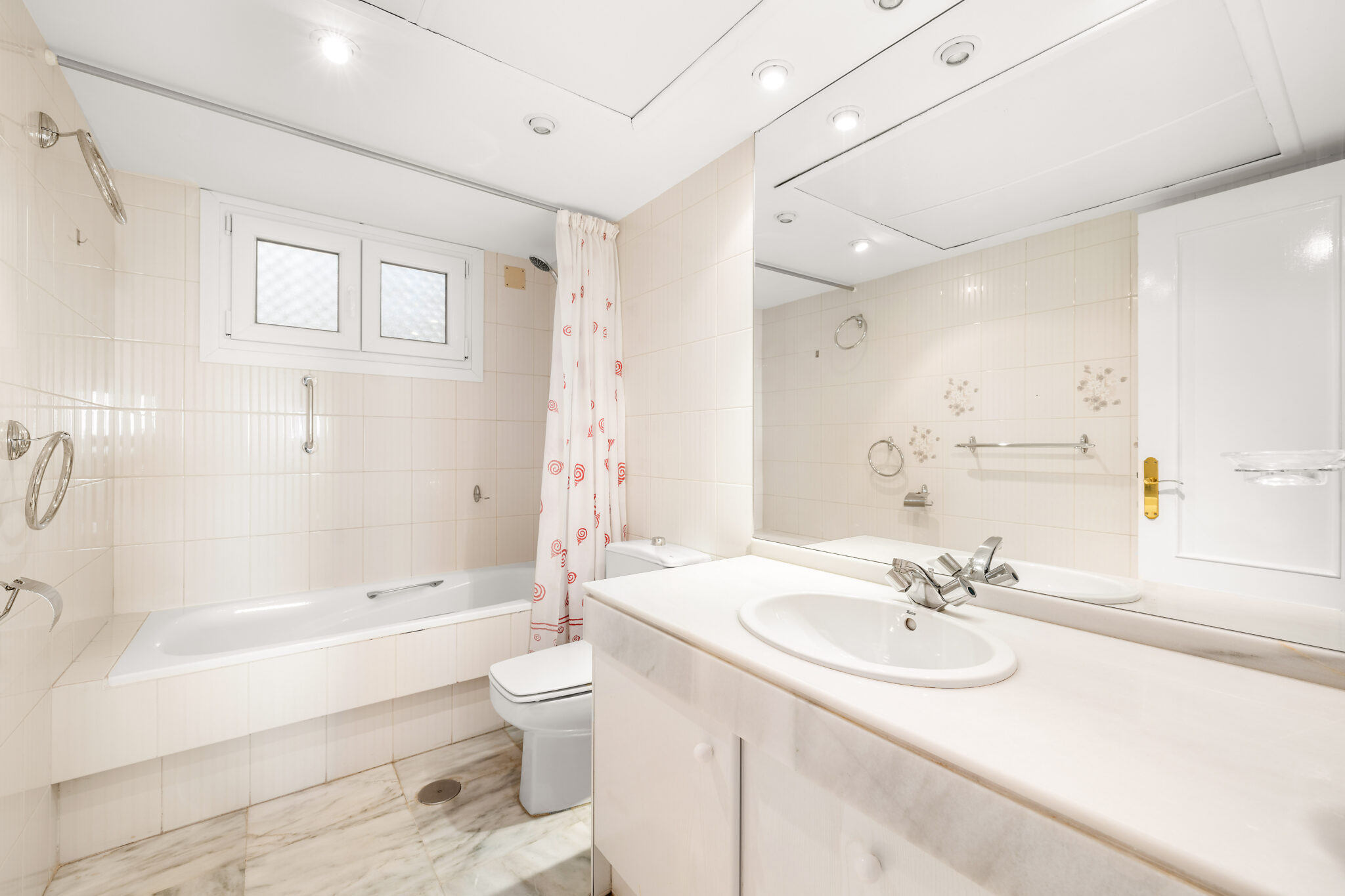 Second bathroom with bathtub in beachfront apartment Estepona