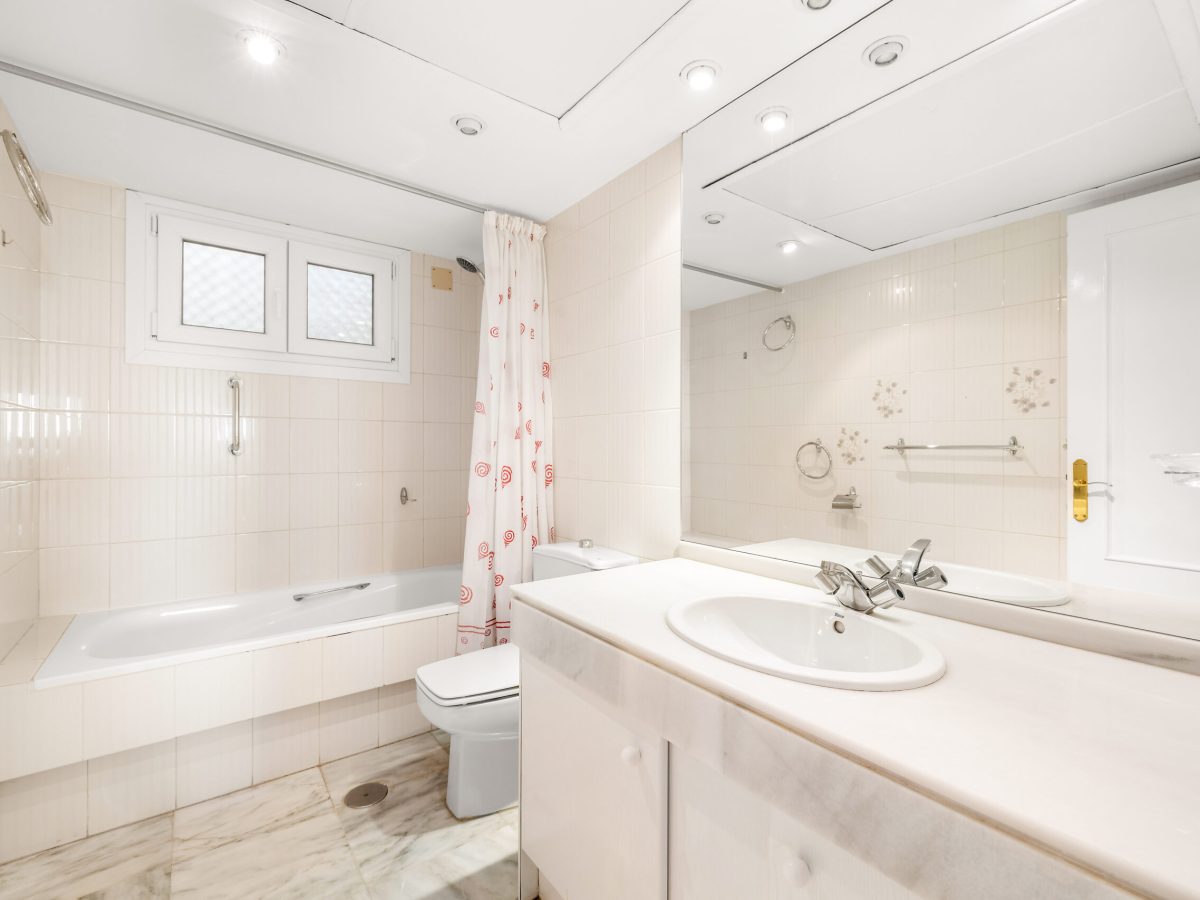 Second bathroom with bathtub in beachfront apartment Estepona