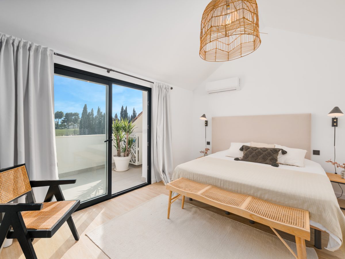 Bright bedroom with king-size bed and terrace access at Los Pinos de Aloha, Marbella