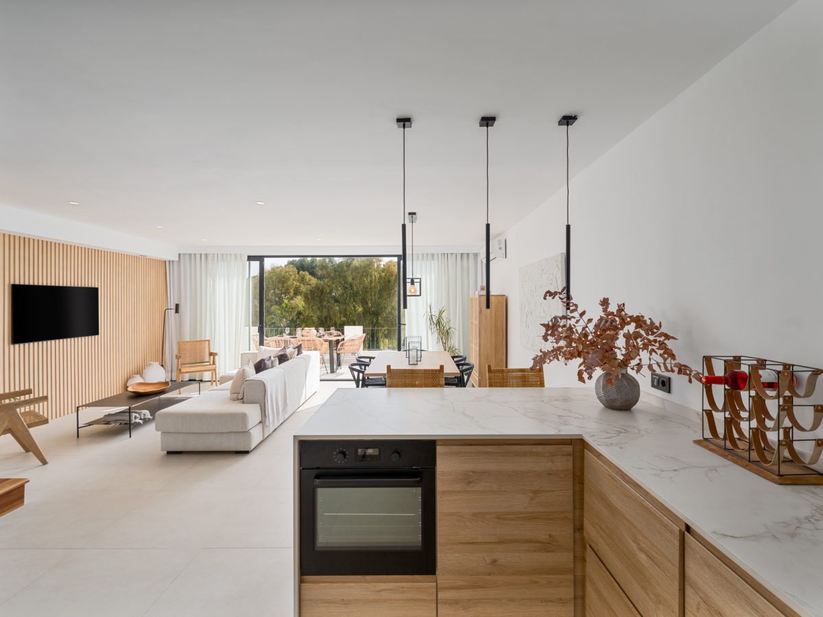 Spacious open-plan kitchen and living room with modern design at Los Pinos de Aloha, Marbella.